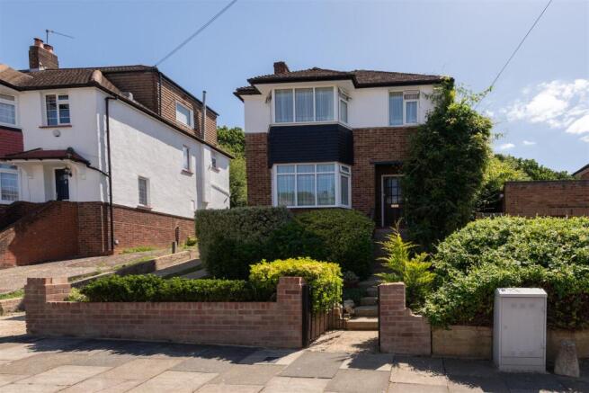 3 bed property, in Lincoln Avenue, £900,000
