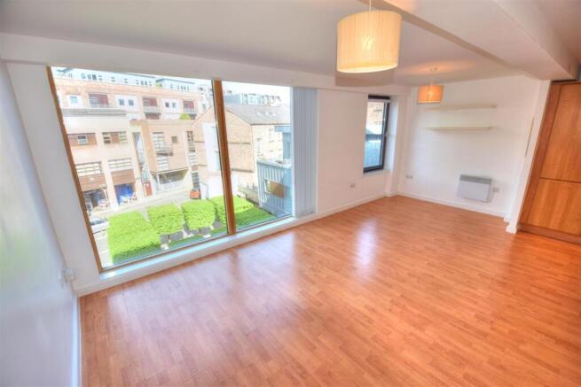 2 bed property, in 24 Argyle Street, £170,000