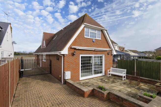 5 bed property, in Lower Rainham Road, £650,000