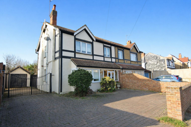 4 bed property, in Fordbridge Road, £685,000
