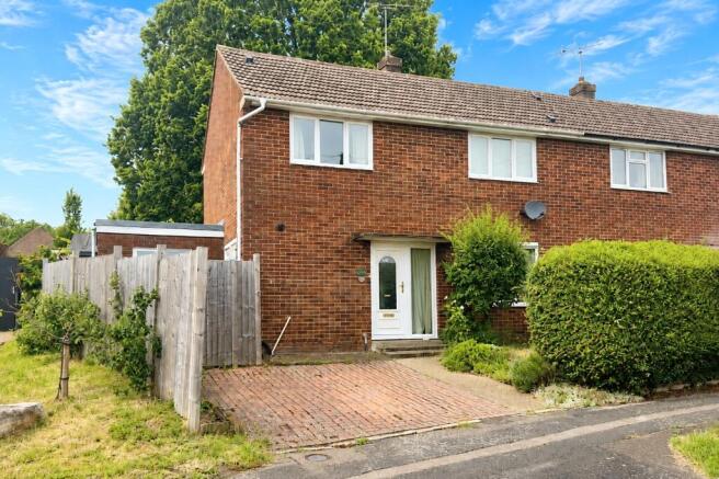 2 bed property, in Field Road, £350,000