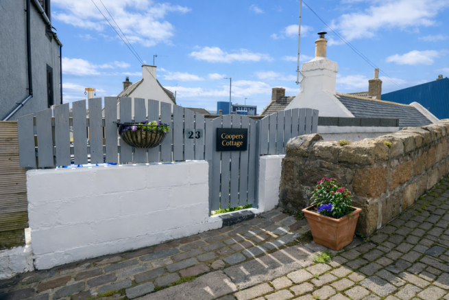 1 bed property, in Roanheads, £75,000