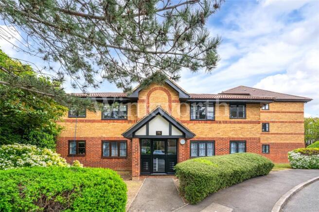 1 bed property, in Woodvale Way, £250,000