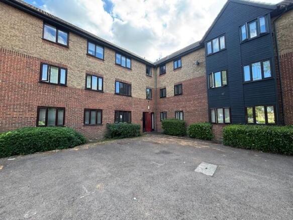 1 bed property, in Copperfields, £140,000