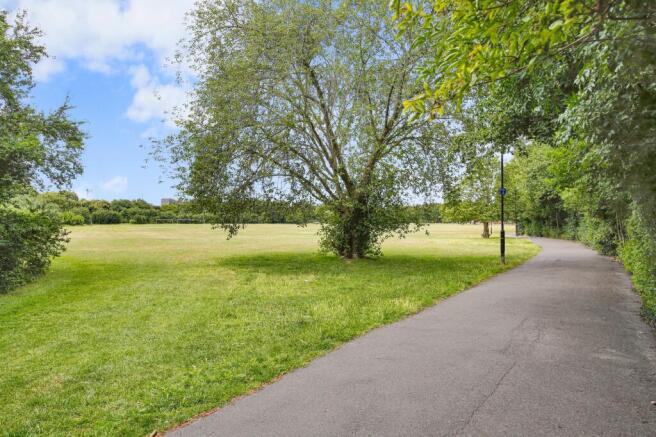 2 bed property, in Winchester Close, £300,000