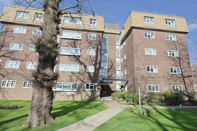 3 bed property, in Lodge Close, £410,000