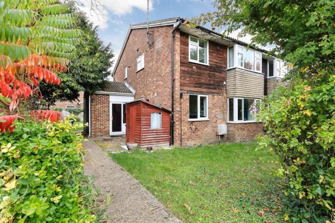 2 bed property, in Carisbrooke Road, £269,000