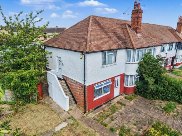 2 bed property, in Crest Drive Enfield EN3, £315,000