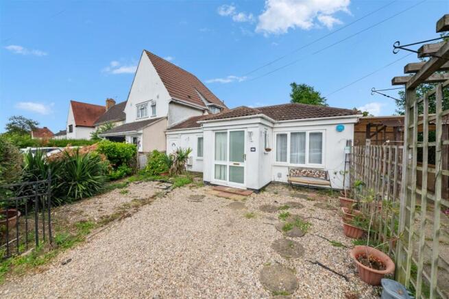 2 bed property, in East Avenue, £450,000