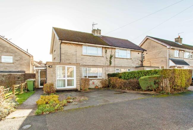 2 bed property, in Ruthyn Avenue, £165,000
