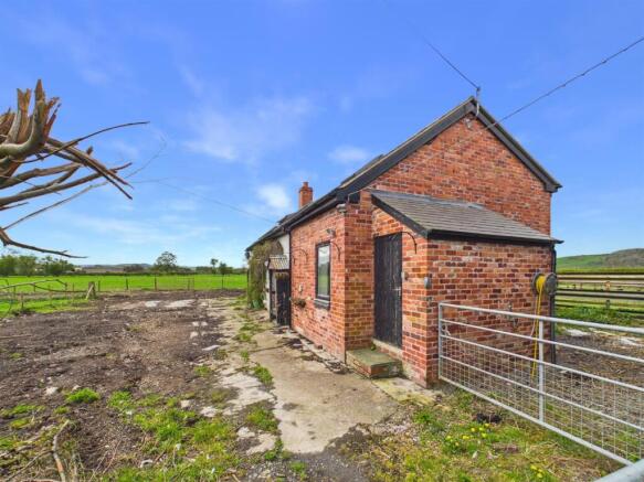 4 bed property, in Trehelig, £180,000