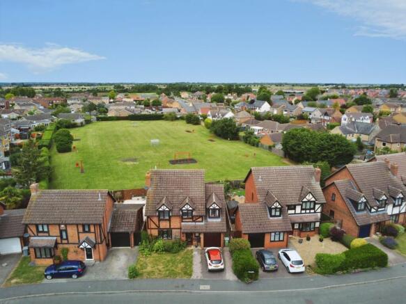 4 bed property, in Meadway, £400,000