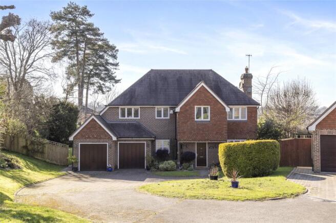 5 bed property, in Knoll Place, £1,250,000