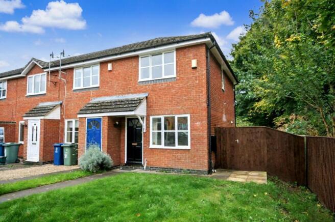 2 bed property, in Lakefield Road, £300,000