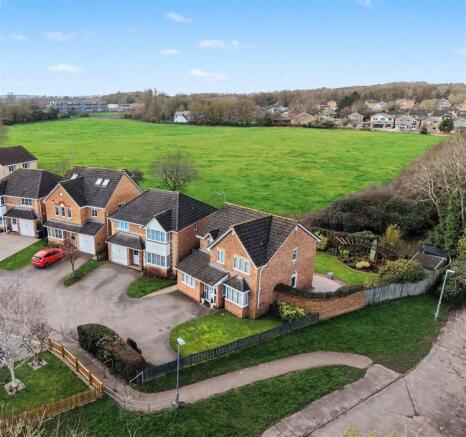 4 bed property, in Jackdaw Close, £630,000
