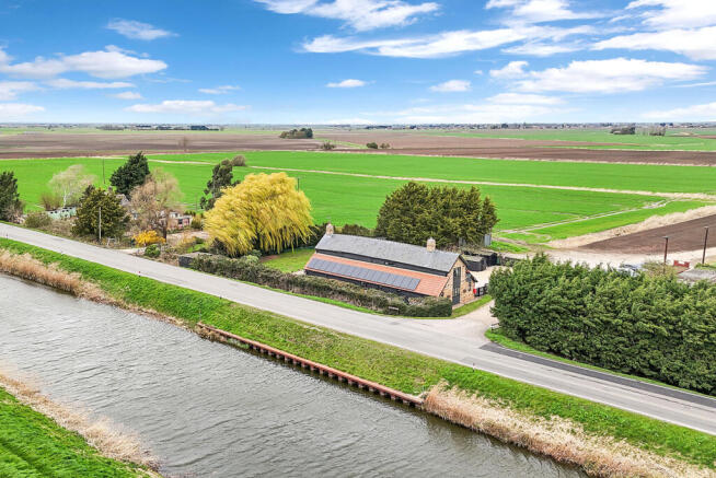 6 bed property, in Forty Foot Bank, £775,000