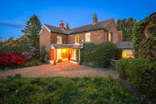5 bed property, in Auchenhoan, £900,000