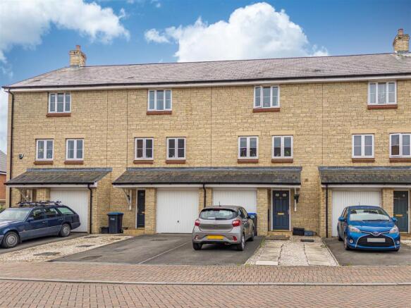 3 bed property, in Lapwing Road, £300,000