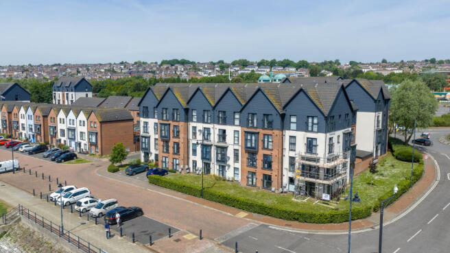 2 bed property, in Cei Tir Y Castell, £165,000