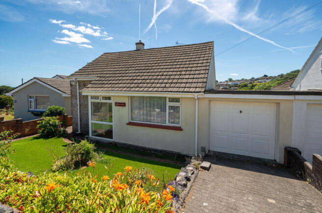2 bed property, in Sandringham Drive, £270,000