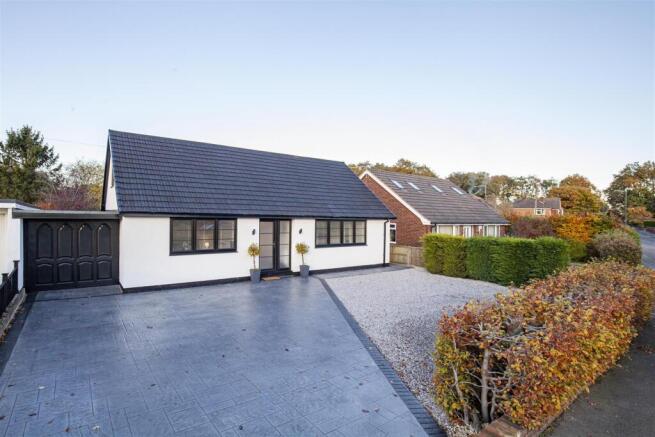 3 bed property, in Harewood Crescent, £350,000