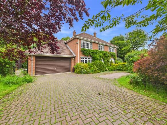 5 bed property, in Low Road, £495,000