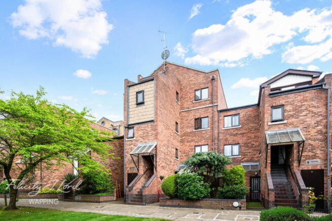 1 bed property, in Wapping Wall, £375,000