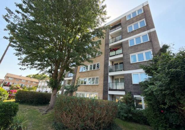 2 bed property, in 12 Middlesex Court, £250,000