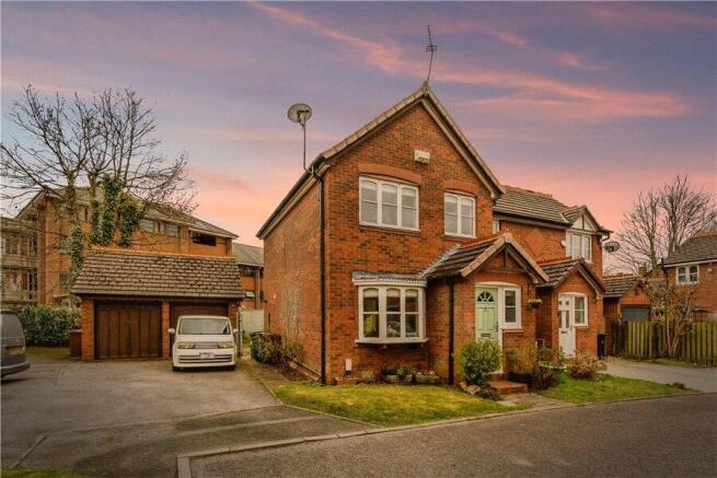 2 bed property, in Cuthbert Road, £320,000