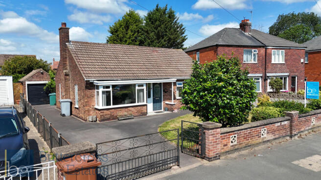 2 bed property, in Bowbridge Road, £275,000