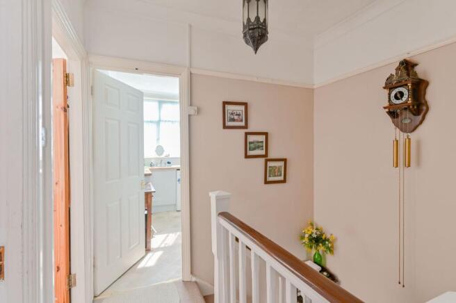 2 bed property, in Streatham Road, £270,000
