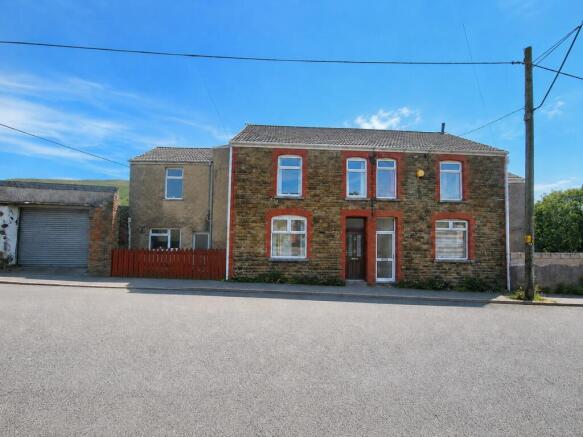 4 bed property, in High Street, £105,000
