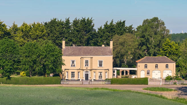 5 bed property, in Asperton Road, £700,000