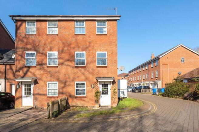 6 bed property, in Copenhagen Way, £300,000