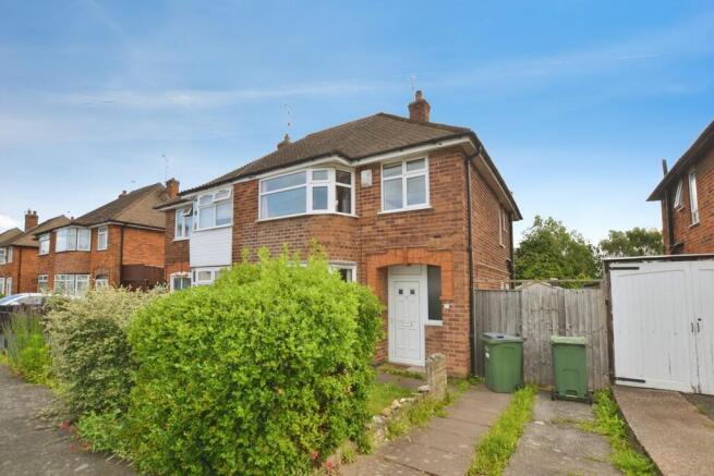 3 bed property, in Edward Avenue, £250,000