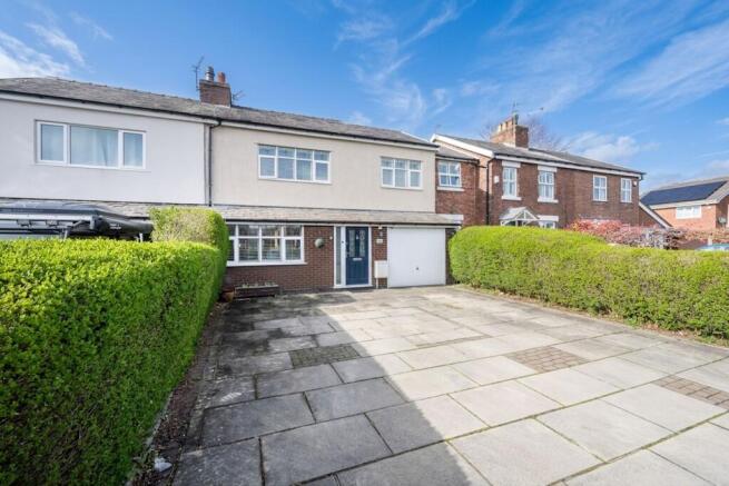 4 bed property, in Moss Lane, £325,000