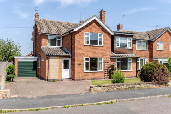 5 bed property, in Potters Lane, £495,000