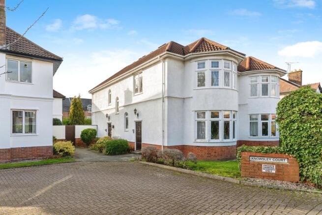 2 bed property, in Knowsley Court, £199,500