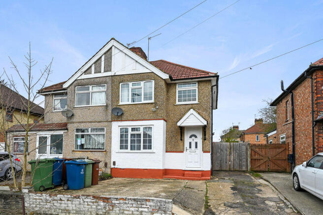 3 bed property, in Long Elmes, £549,950