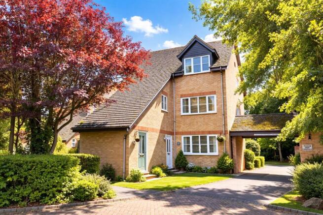1 bed property, in Bengeo Mews, £235,000