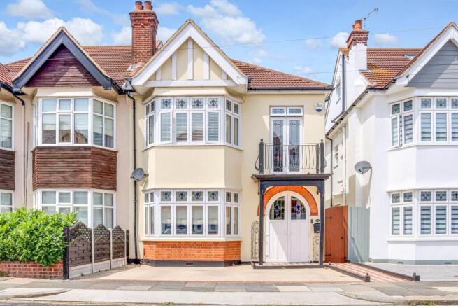 4 bed property, in Warwick Road, £725,000