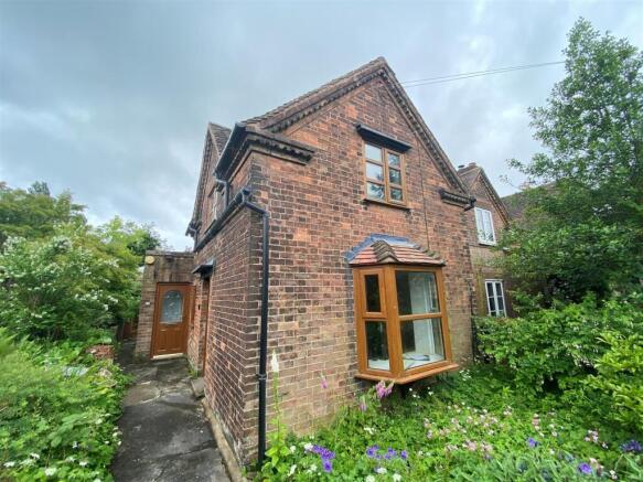 2 bed property, in Wellington Road, £195,000