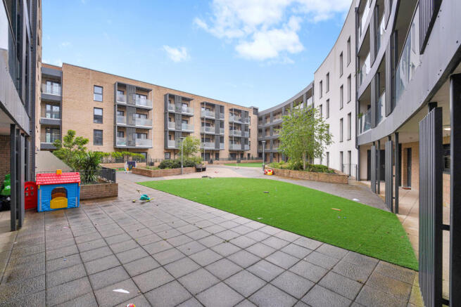 2 bed property, in Holmeoak Avenue, £280,000
