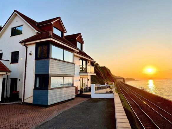 4 bed property, in Riviera Terrace, £795,000