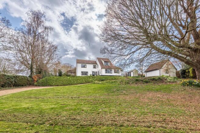 3 bed property, in Elevated Riverside Views in Bramerton, £750,000