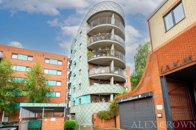 1 bed property, in Westpoint Apartments, £350,000