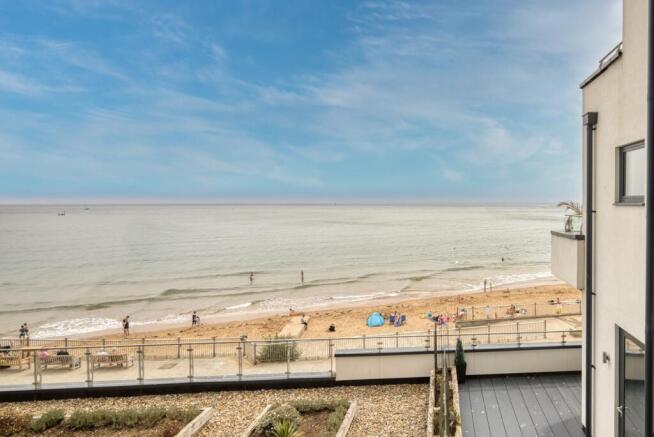 2 bed property, in Beach Drive, £429,000