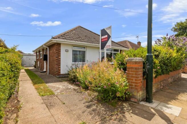 2 bed property, in Coniston Avenue, £140,000
