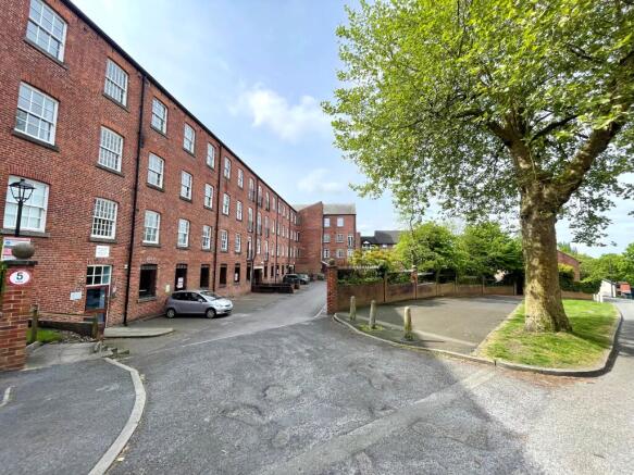 2 bed property, in Springbank Court, £130,000