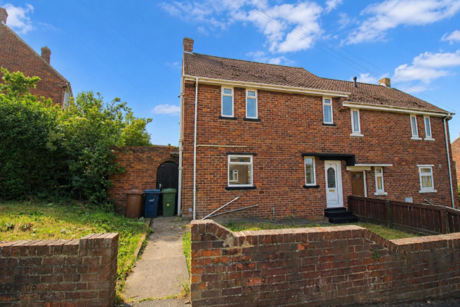 2 bed property, in Dene Street, £60,000